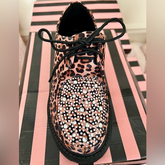 NIB Dolls Kill Lady GoDiva Pounce Away Oxfords Satin Leopard & Crystal Accents - Picture 3 of 14